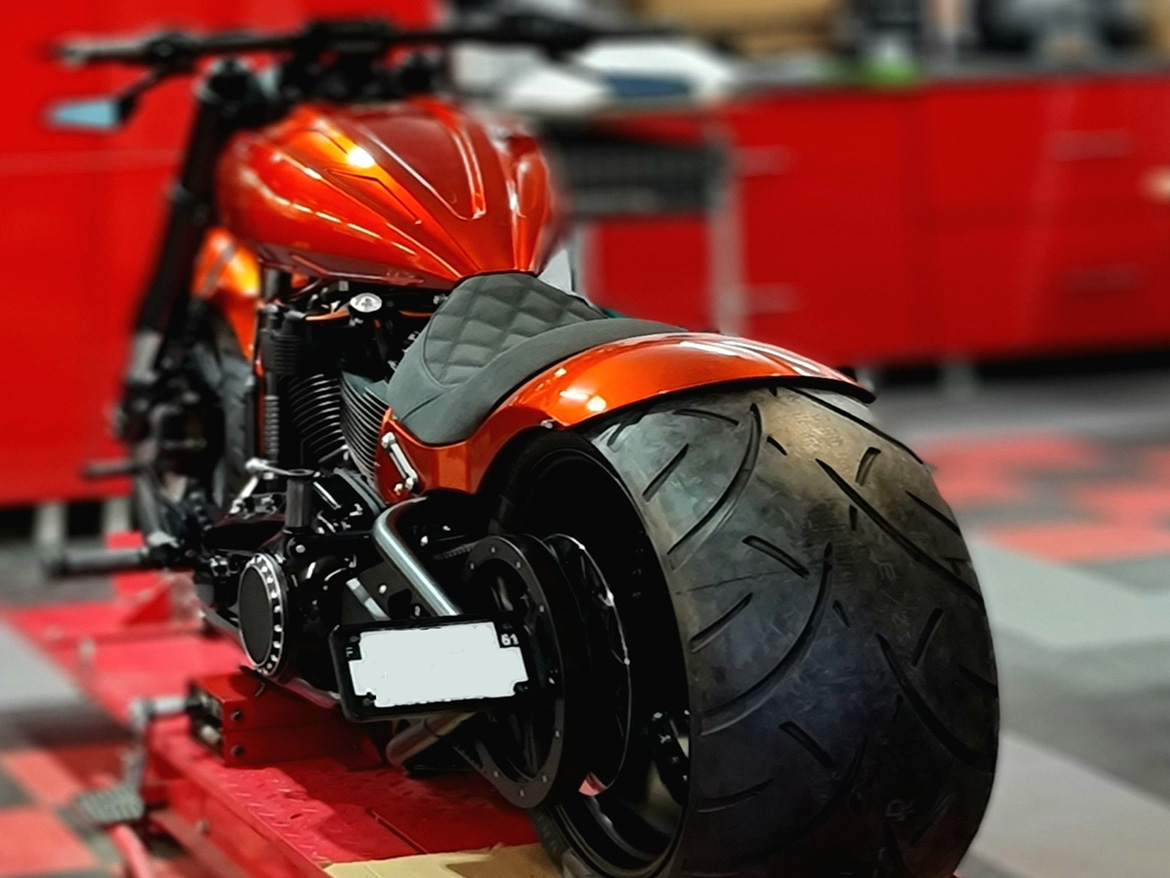 Moto Harley Davidson softail orange mécanique