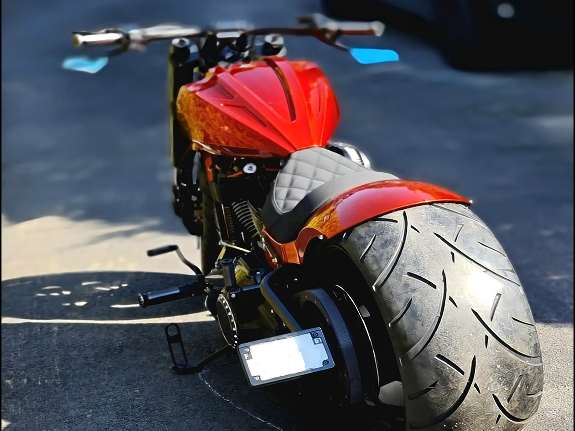 Moto Harley Davidson softail orange mécanique